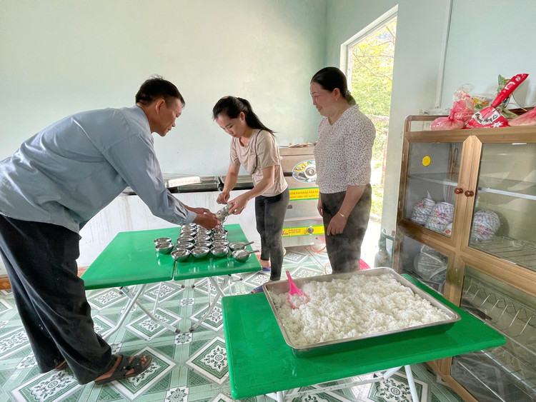 Ông Phùng Vàn Châu và các phụ huynh nấu ăn bán trú cho các con