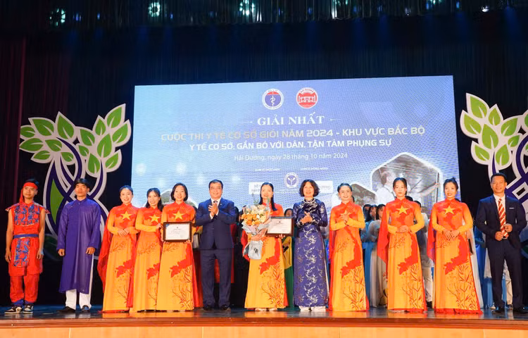 Thứ trưởng Nguyễn Thị Liên Hương và Phó chủ tịch Nguyễn Minh Hùng trao giấy chứng nhận giải nhất Cuộc thi và hoa chúc mừng đội Hải Dương. Thứ trưởng Nguyễn Thị Liên Hương và Phó chủ tịch Nguyễn Minh Hùng trao giấy chứng nhận giải nhất Cuộc thi và hoa chúc mừng đội Hải Dương.