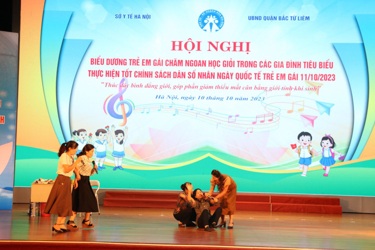 Tiểu phẩm &quot;Chuyện nhà chúng tôi&quot; được trình diễn tại hội nghị.