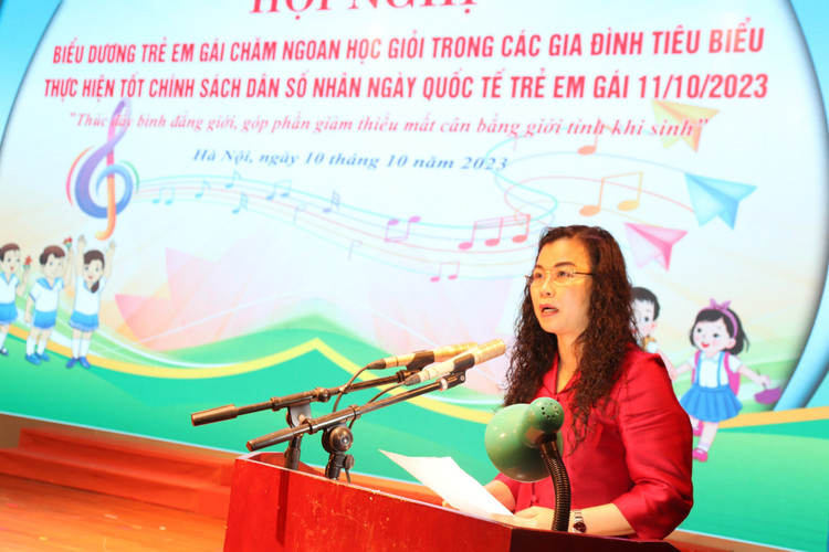 Phó Chủ tịch UBND quận Bắc Từ Liêm Lê Thị Thu Hương phát biểu tại hội nghị.