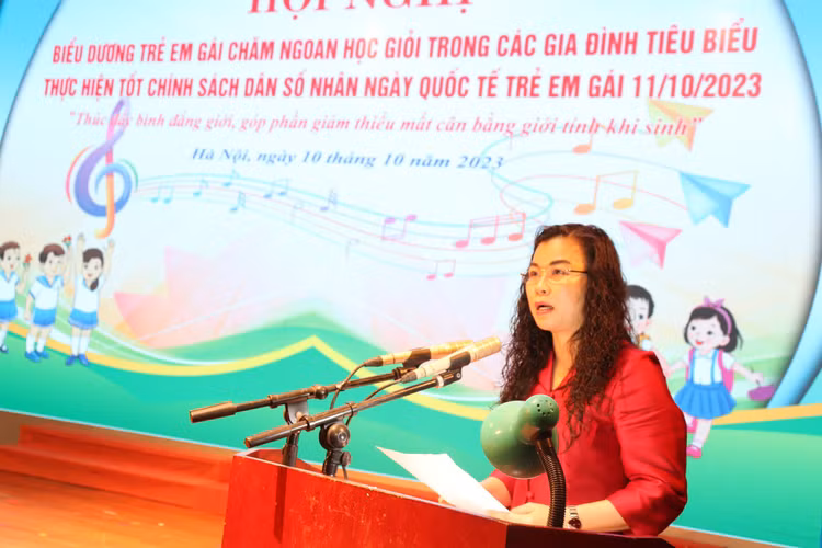 Phó Chủ tịch UBND quận Bắc Từ Liêm Lê Thị Thu Hương phát biểu tại hội nghị.