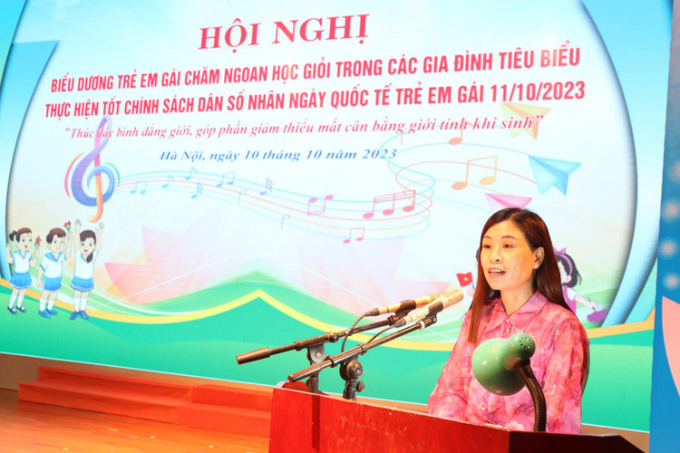 Phó Chi cục trưởng Chi cục Dân số - KHHGĐ Hà Nội Nguyễn Minh Xuân phát biểu tại hội nghị.