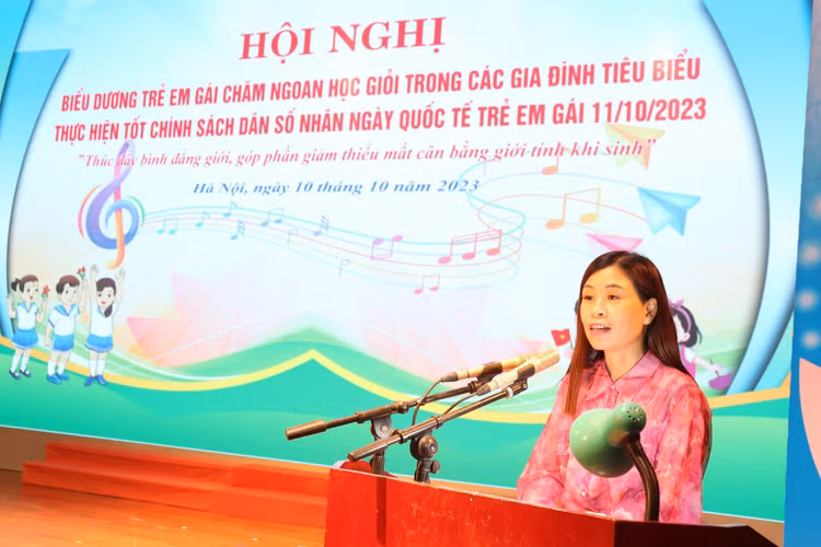 Phó Chi cục trưởng Chi cục Dân số - KHHGĐ Hà Nội Nguyễn Minh Xuân phát biểu tại hội nghị.