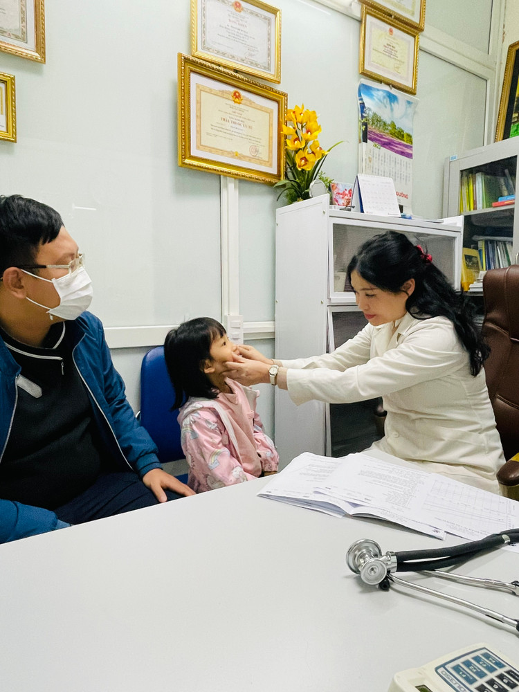 TS.BS Phan Bích Nga thăm khám cho bệnh nhi