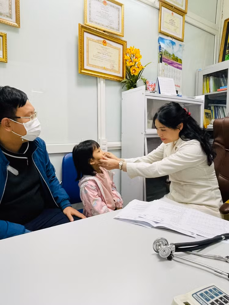 TS.BS Phan Bích Nga thăm khám cho bệnh nhi