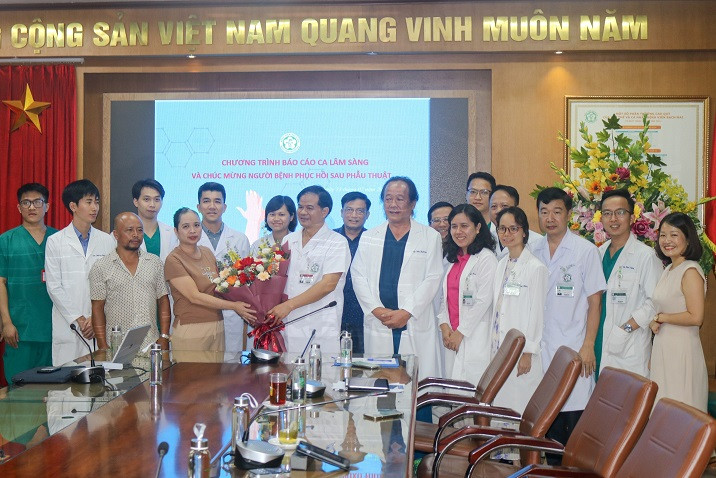 Ban lãnh đạo Bv và các thầy thuốc Khoa Phẫu thuật tạo hình thẩm mỹ tặng hoa chúc mừng bệnh nhân