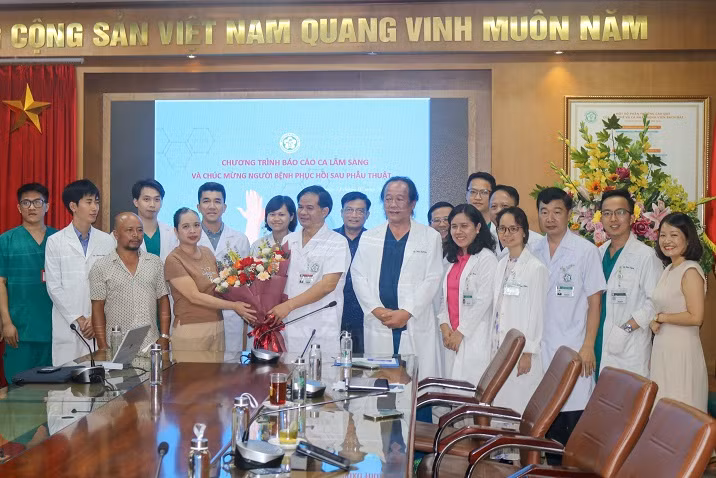 Ban lãnh đạo Bv và các thầy thuốc Khoa Phẫu thuật tạo hình thẩm mỹ tặng hoa chúc mừng bệnh nhân