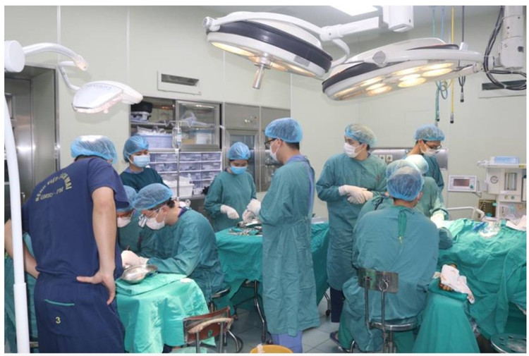 Ekip đã thức trắng đêm để phẫu thuật nối da đầu và mạch máu cho bệnh nhân