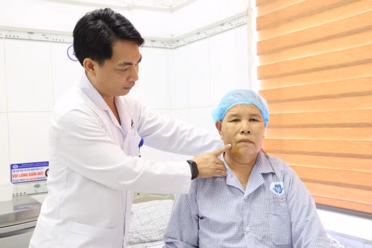 TS.BS. Vi Trường Sơn đang thăm khám cho người bệnh thoát khỏi cơn đau sau ca đốt sóng cao tần xung