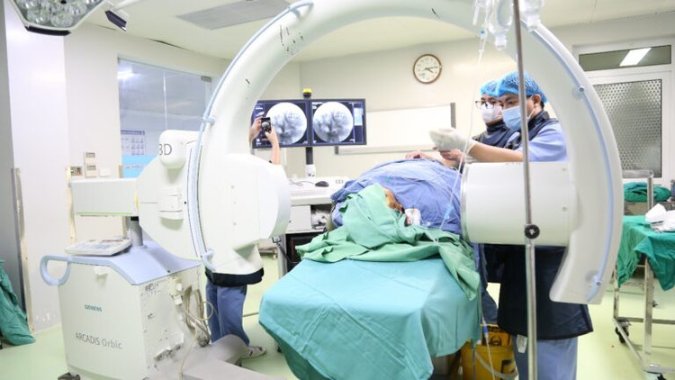 Bác sĩ đang trực tiếp đốt sóng cao tần xung cho người bệnh