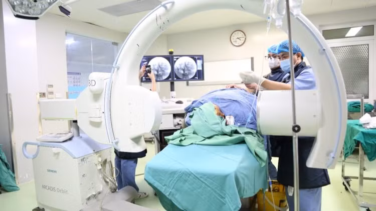 Bác sĩ đang trực tiếp đốt sóng cao tần xung cho người bệnh