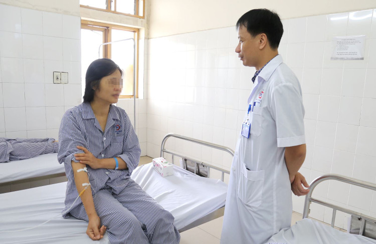 Thạc sĩ bác sĩ Vũ Xuân Kiên, Trưởng khoa thăm khám, động viên người bệnh trước khi ra viện.