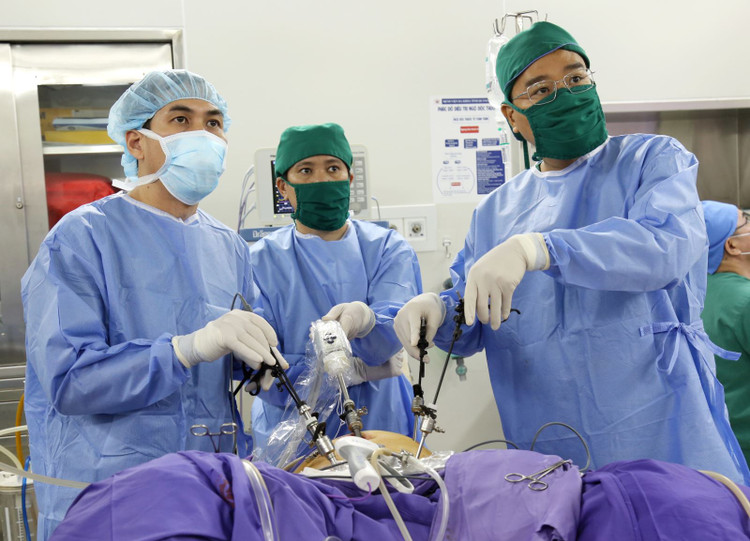 Hệ thống trang thiết bị nội soi hiện đại giúp các bác sĩ thực hiện các thao tác trong mổ chính xác.
