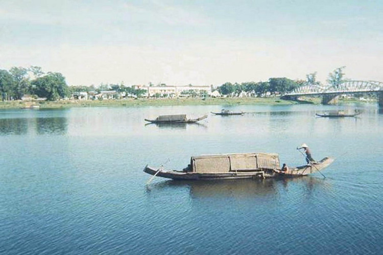 Sông Hương và cầu Trường Tiền, Cố đô Huế năm 1963. Ảnh: Jerrell Pickett / Oldspooksandspies.org.