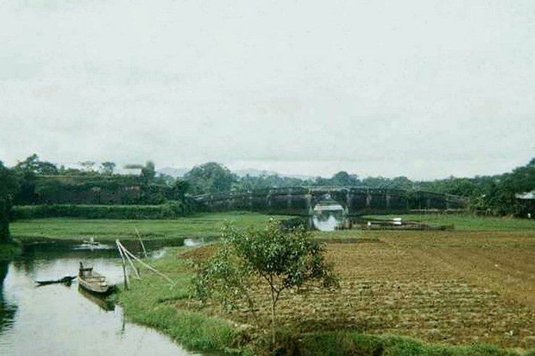 Cây cầu cổ bên trong Kinh thành Huế.