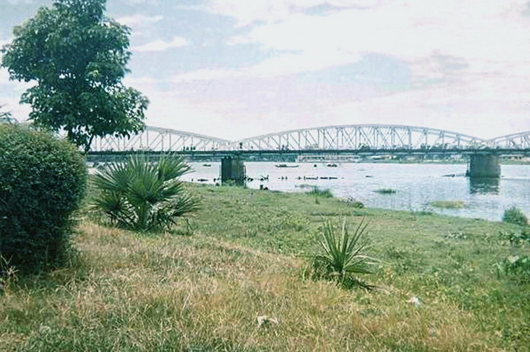 Cầu Trường Tiền, một công trình biểu tượng của xứ Huế.