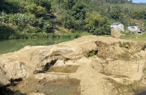 Bờ sông Năng thuộc địa phận thôn Mỏ Đá, xã Thượng Giáo, huyện Ba Bể có hiện tượng khai thác cát trái quy định.