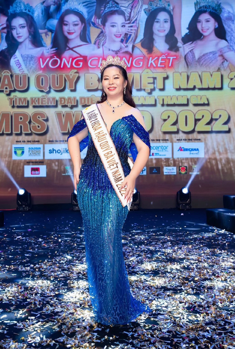 Á hậu 2 Hoa hậu Quý bà Việt Nam Vũ Dung tại lễ đăng quang.