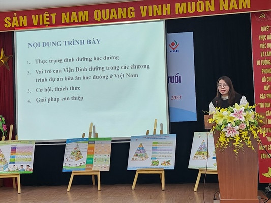 PGS.TS. Bùi Thị Nhung trình bày về tình trạng dinh dưỡng của học sinh tại buổi nói chuyện