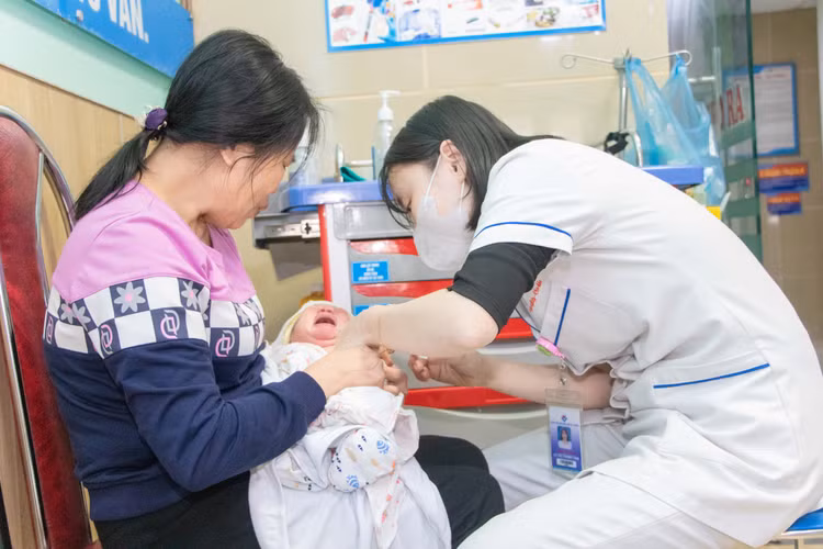 Tiêm vắc xin là biện pháp hiệu quả nhất để phòng bệnh sởi - Ảnh minh họa