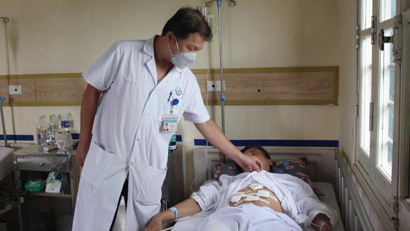 Thăm khám cho bệnh nhân sỏi mật tại bệnh viện Việt Đức