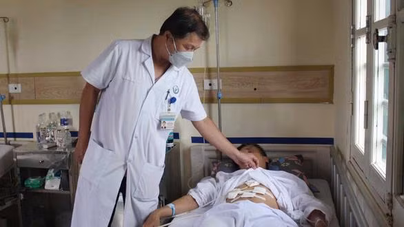 Thăm khám cho bệnh nhân sỏi mật tại bệnh viện Việt Đức