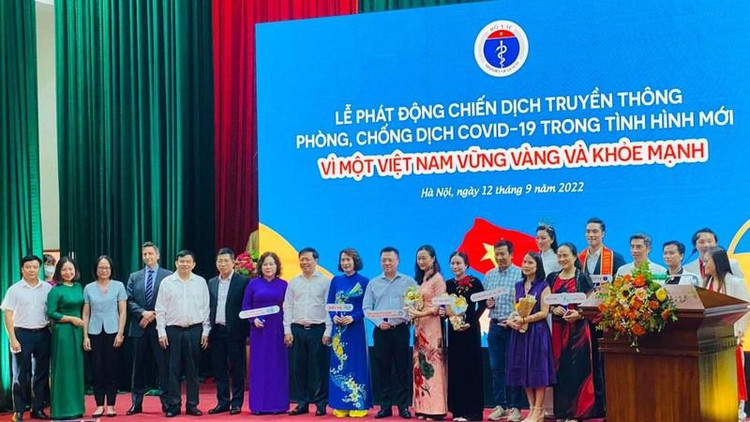 Các đại biểu tham dự lễ phát động chiến dịch.