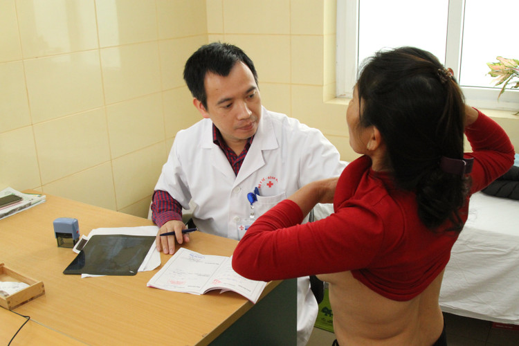 Thăm khám cho bệnh nhân u vú tại bệnh viện K - Ảnh minh họa Thăm khám cho bệnh nhân u vú tại bệnh viện K - Ảnh minh họa