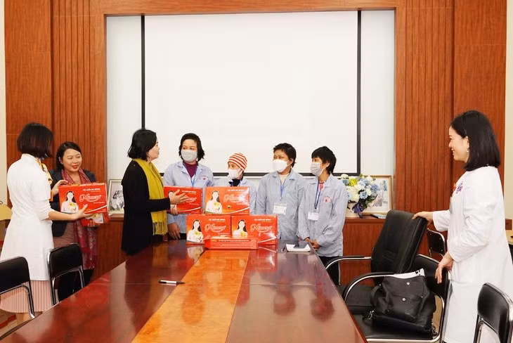 Báo Tri thức và Cuộc sống cùng Công ty Cổ phần Mimosa hỗ trợ bệnh nhân mắc bệnh hiểm nghèo tại Bệnh viện K - Ảnh Trần Hải