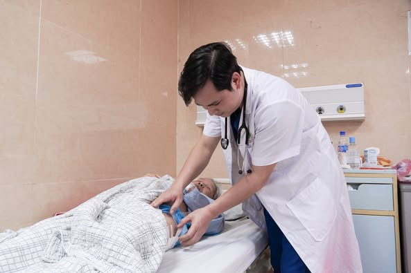 Đóng đinh nội tủy chữa gãy liên mấu chuyển xương đùi tránh di chứng - Ảnh BVCC