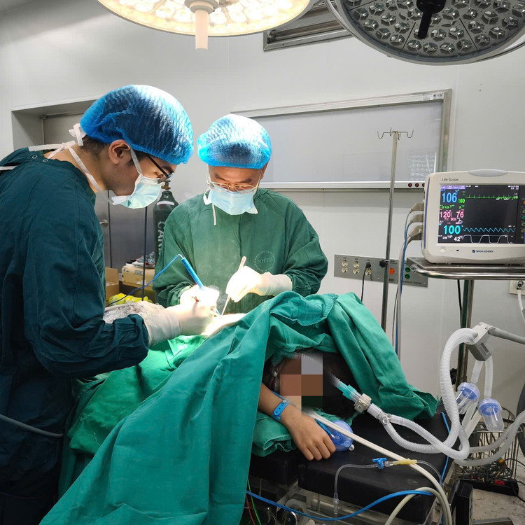 Ca phẫu thuật cho bệnh nhi - Ảnh BVCC