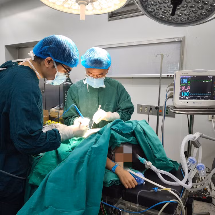 Ca phẫu thuật cho bệnh nhi - Ảnh BVCC