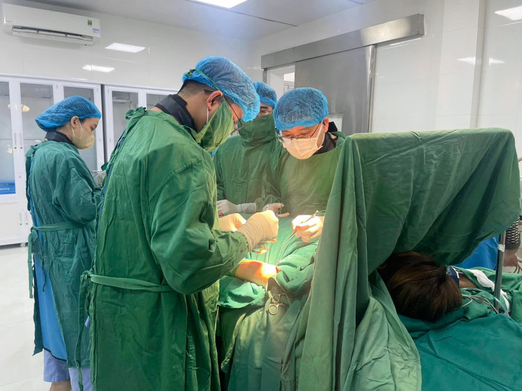 Ca phẫu thuật lấy que tránh thai đi lạc cho bệnh nhân - Ảnh BVCC