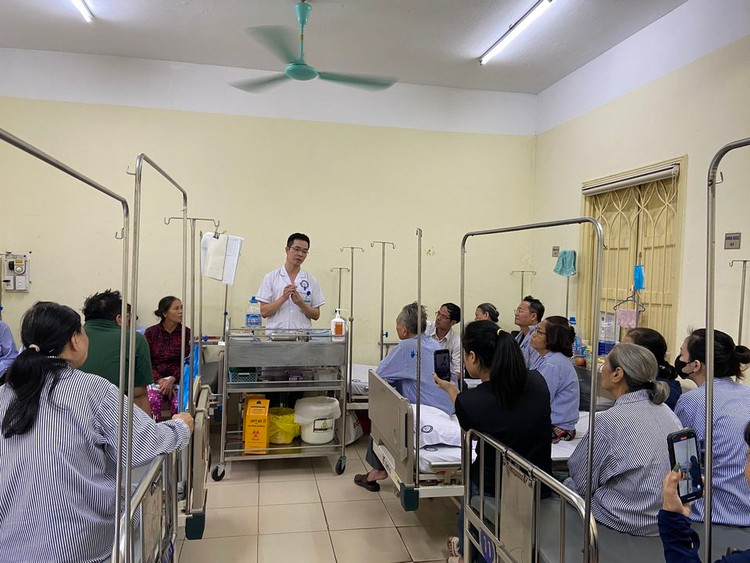 Giáo dục sức khỏe tiêm insulin cho người tiểu đường tại Bệnh viện Nội tiết Trung ương