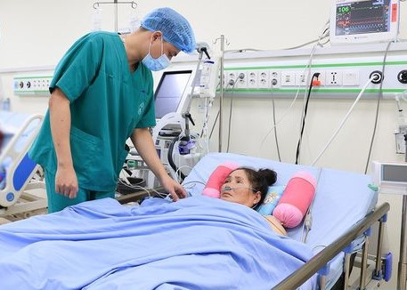 Thăm khám cho người bệnh ngừng tuần hoàn trong thời gian ngắn - Ảnh: BVCC