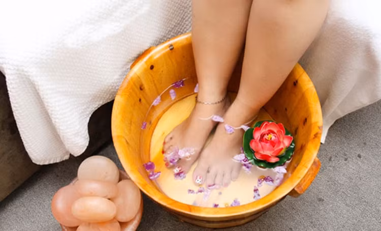 Ngâm chân phòng và hỗ trợ trị liệu cao huyết áp ảnh 1