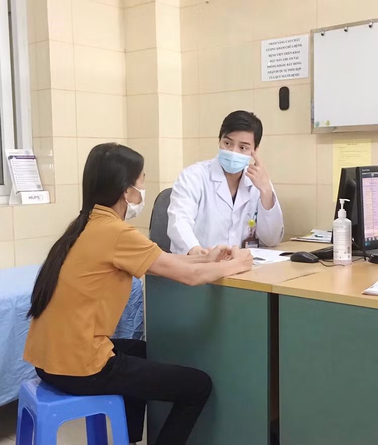 THS.BS Hà Hải Nam tư vấn cho bệnh nhân