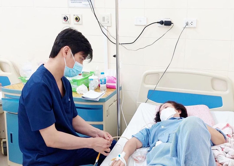 ThS.BS Hà Hải Nam thăm khám cho bệnh nhân tại bệnh K