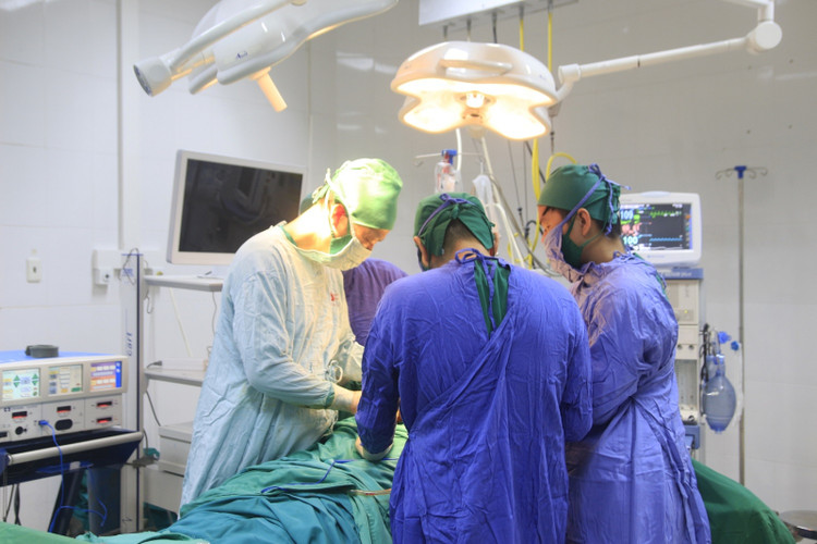 Ekip của BS Nguyễn Văn Dũng – Trưởng Khoa Ung bướu 1, Bệnh viện Bãi Cháy phẫu thuật cắt toàn bộ đại trực tràng, nạo vét hạch cho người bệnh