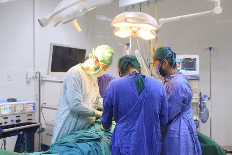 Ekip của BS Nguyễn Văn Dũng – Trưởng Khoa Ung bướu 1, Bệnh viện Bãi Cháy phẫu thuật cắt toàn bộ đại trực tràng, nạo vét hạch cho người bệnh