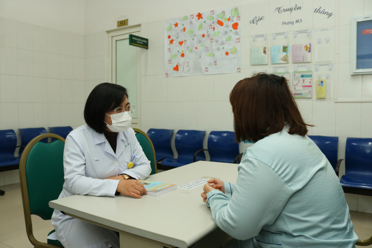 Tư vấn cho bệnh nhân stress tại Bệnh viện Bạch Mai - Ảnh BVCC