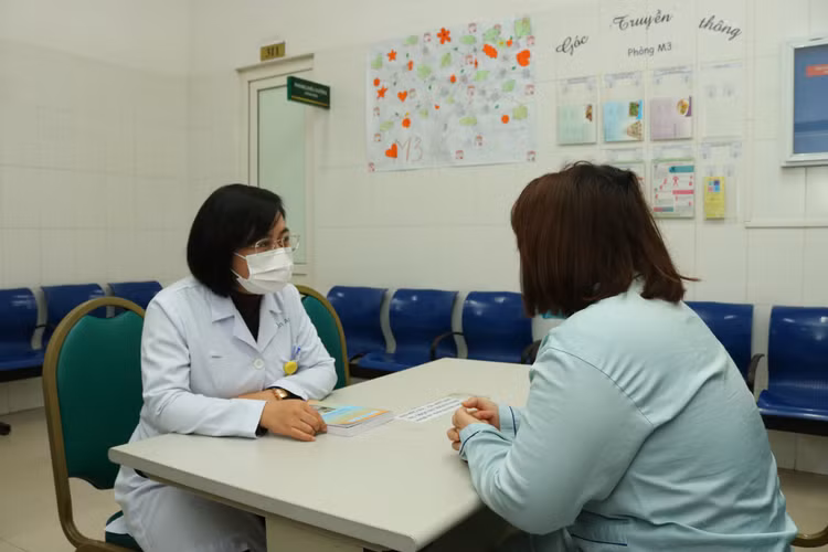 Tư vấn cho bệnh nhân stress tại Bệnh viện Bạch Mai - Ảnh BVCC