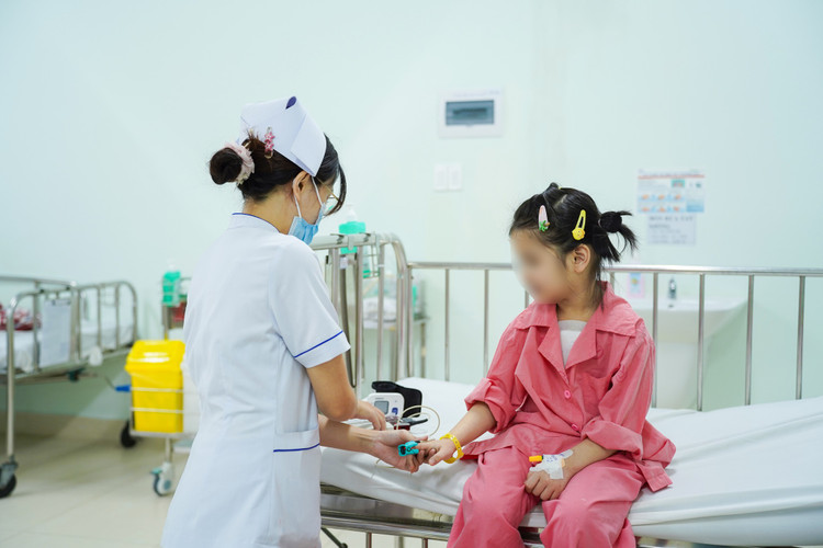 Thăm khám cho bệnh nhi sau phẫu thuật - Ảnh BVCC