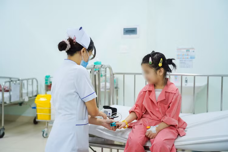 Thăm khám cho bệnh nhi sau phẫu thuật - Ảnh BVCC