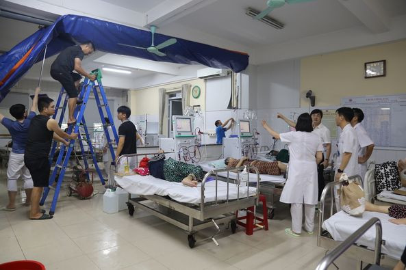 Vừa cứu người vừa chống bão - Ảnh BVCC