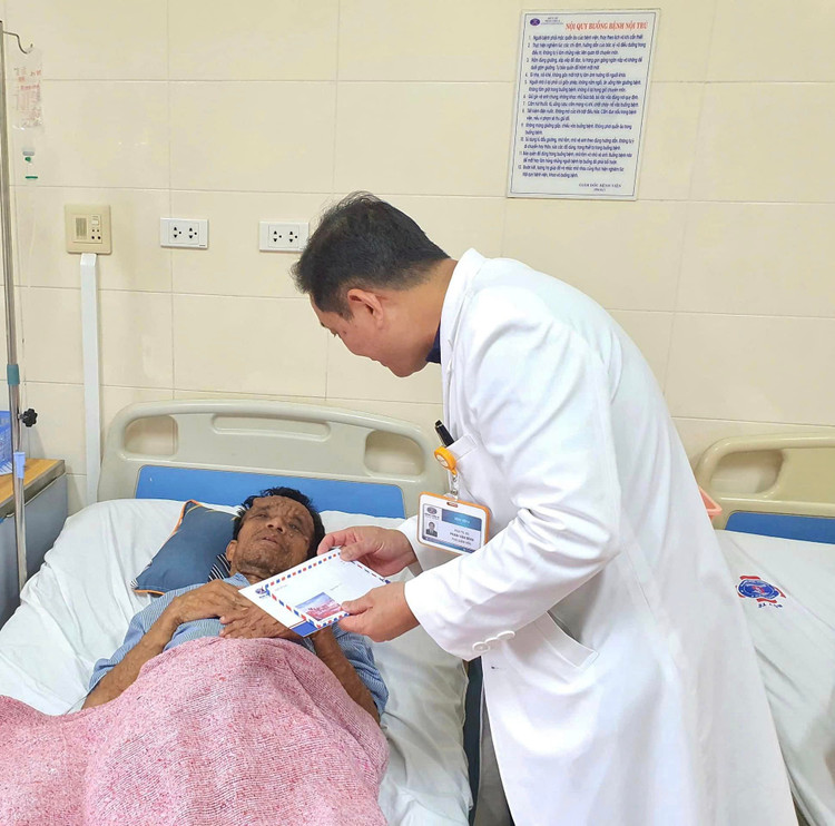 GS.TS Lê Văn Quảng, Giám đốc Bệnh viện K thăm hỏi