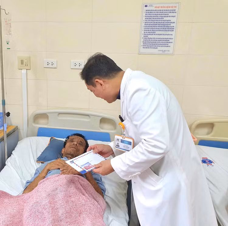 GS.TS Lê Văn Quảng, Giám đốc Bệnh viện K thăm hỏi