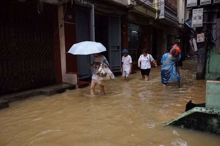 Thời tiết thay đổi, mưa gió nhiều, độ ẩm không khí cao, nhiều khu lụt lội, khiến người dân dễ mắc bệnh về da. Ảnh: Trần Hải.