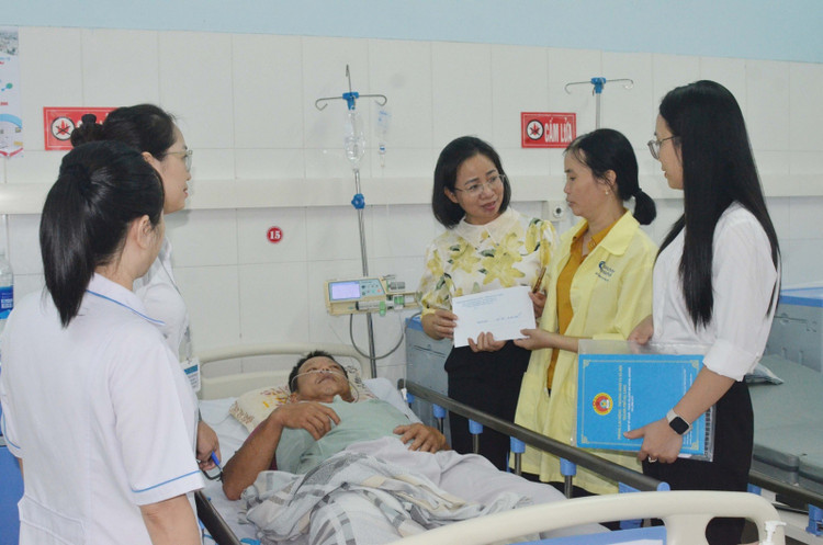 Đoàn công tác đến thăm hỏi, động viên, trao mức hỗ trợ của Thành phố Hạ Long cho các bệnh nhân bị thương nặng do cơn bão số 3 đang điều trị tại Bệnh viện Bãi Cháy