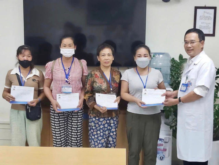 Bệnh viện K hỗ trợ cho 115 bệnh nhân bị thiệt hại bão Yagi ảnh 6